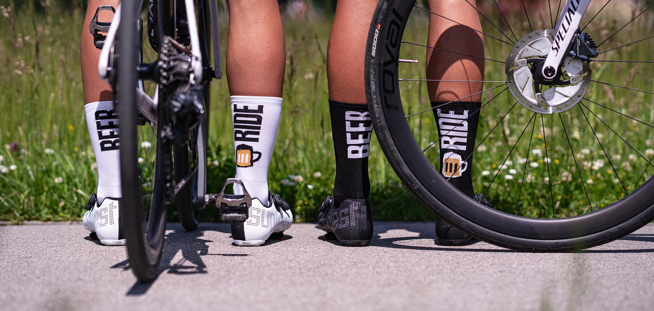  Radfahrerbeine mit Luxa TXT Socken.